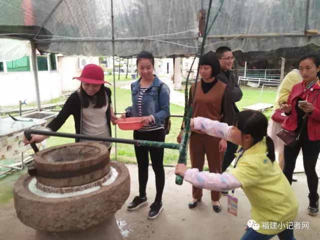 【圍觀】福建小記者走進(jìn)農(nóng)場體驗(yàn)農(nóng)耕樂趣
