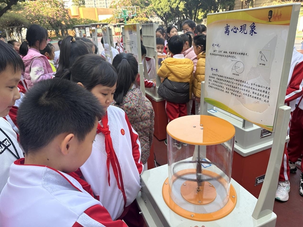 科普大篷車(chē)走進(jìn)烏山小學(xué)