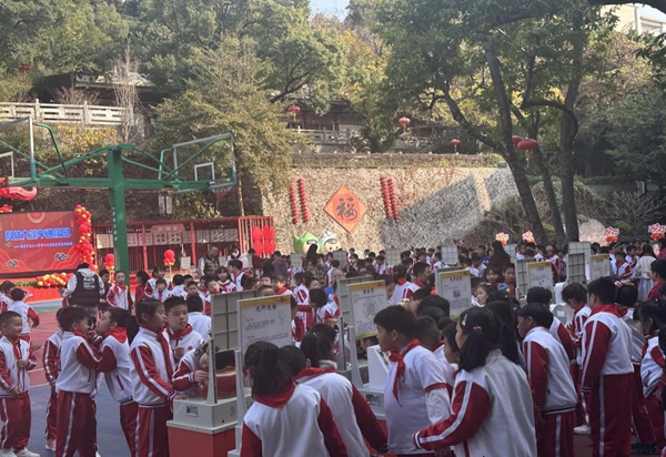 科普大篷車(chē)走進(jìn)烏山小學(xué)