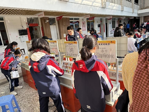 福州科技館科普大篷車走進閩江學院附中