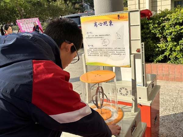 福州科技館科普大篷車走進閩江學院附中