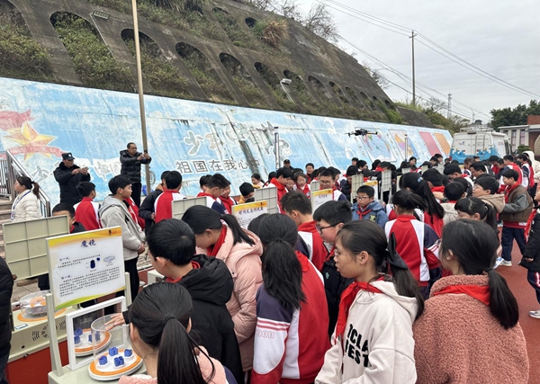 福州科技館科普大篷車走進苔菉中心小學
