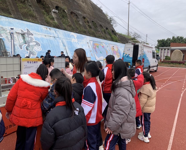 福州科技館科普大篷車走進苔菉中心小學