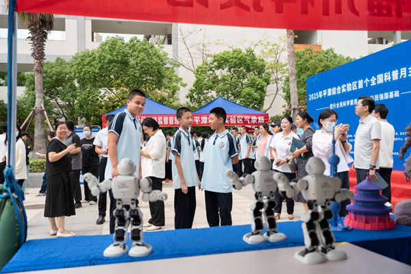 福州科技館科普大篷車開(kāi)進(jìn)平潭師大附中——全國(guó)科普月主場(chǎng)活動(dòng)啟動(dòng)，點(diǎn)燃校園科學(xué)熱情