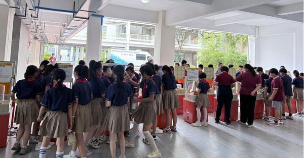 福建省“流動(dòng)科學(xué)課”閩清站活動(dòng)成功舉辦——福州科技館科普大篷車駛?cè)腴}清縣第三實(shí)驗(yàn)小學(xué) 福建省“流動(dòng)科學(xué)課”閩清站活動(dòng)成功舉辦——福州科技館科普大篷車駛?cè)腴}清縣第三實(shí)驗(yàn)小學(xué)