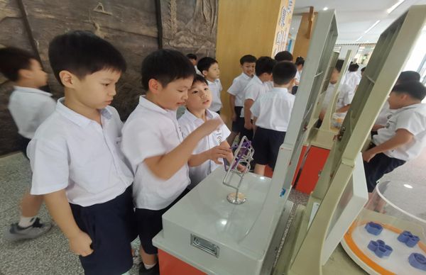 “趣”享科普秀,點(diǎn)亮科學(xué)夢——福清濱江小學(xué)開展科普月系列活動 “趣”享科普秀,點(diǎn)亮科學(xué)夢——福清濱江小學(xué)開展科普月系列活動