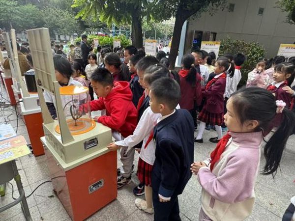 “追光科學(xué)家，驅(qū)動新征程”——福州市鼓山新區(qū)小學(xué)相約福州科技館共赴趣味科學(xué)之約