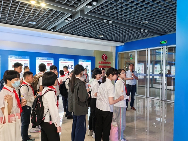 國科大福建學院附中到中國科學院海西研究院開展黨團隊一體化活動