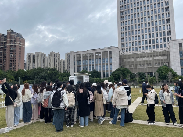 閩江學院赴省氣象臺開展氣象課程實踐
