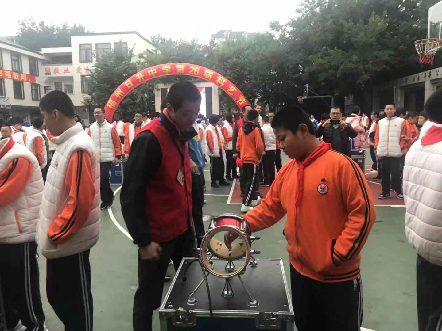 “科普進校園— —福州科技館送科普進日升中學、屏東中學和屏北分校”