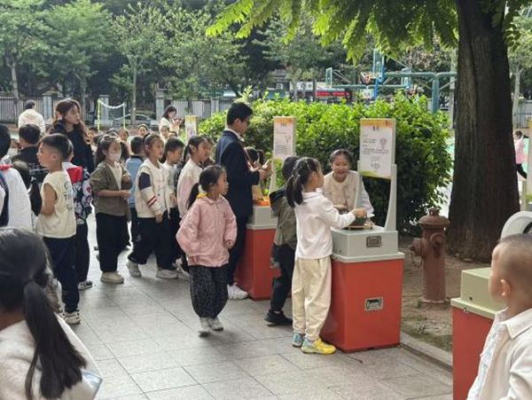 “追光科學(xué)家，驅(qū)動新征程”——福州市鼓山新區(qū)小學(xué)相約福州科技館共赴趣味科學(xué)之約