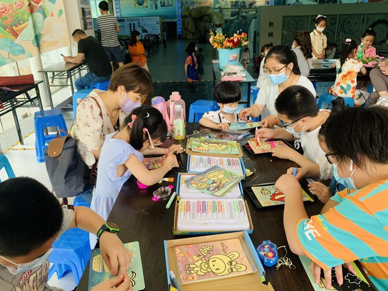 福州科技館舉辦“愛在筆下 感恩有我”母親節活動