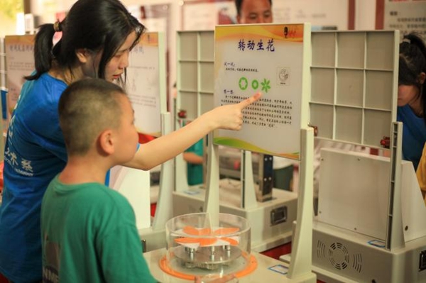 福州科技館聯(lián)合福州英華職業(yè)學(xué)院信息技術(shù)系“信火如炬”實(shí)踐隊(duì)開展“科普大蓬車進(jìn)鄉(xiāng)村”暑期“三下鄉(xiāng)”社會實(shí)踐活動