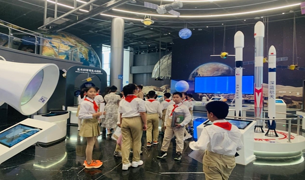 館校共育·科技館里的大思政課 館校共育·科技館里的大思政課