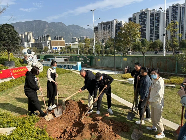 市科協機關二支部開展“黨建引領添新綠，科普為民促發展”植樹護綠活動