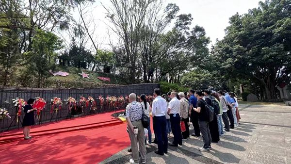 二支部開展“緬懷先烈志·共鑄中華魂”主題黨日活動 二支部開展“緬懷先烈志·共鑄中華魂”主題黨日活動